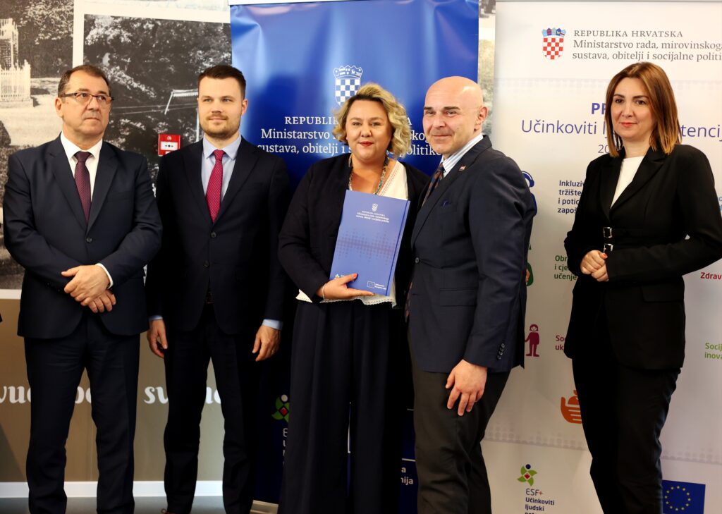 Svečano potpisani ugovori u Lipiku: Udruzi Studio B bespovratna sredstva za širenje mreže socijalnih usluga